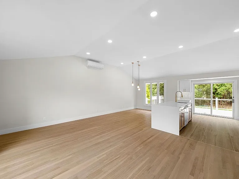 12 Warren Ln — Photo 3