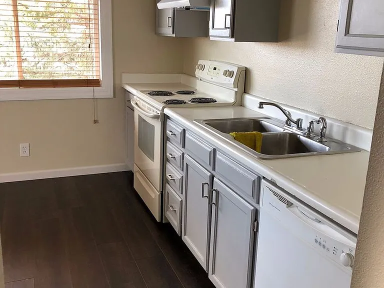 311 E Walnut St — Photo 2