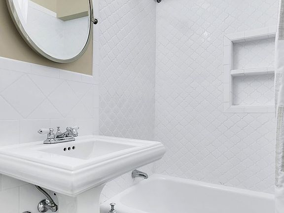 5th image of 229 E 28th St APT 5D