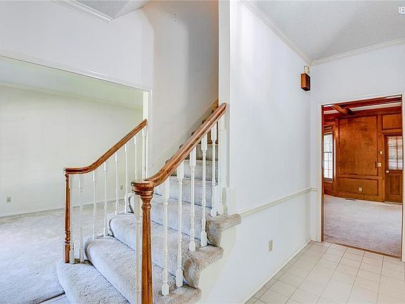 3rd image of 10809 W 105th St