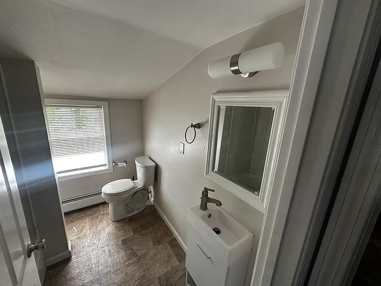 84 Ambrose St — Photo 9