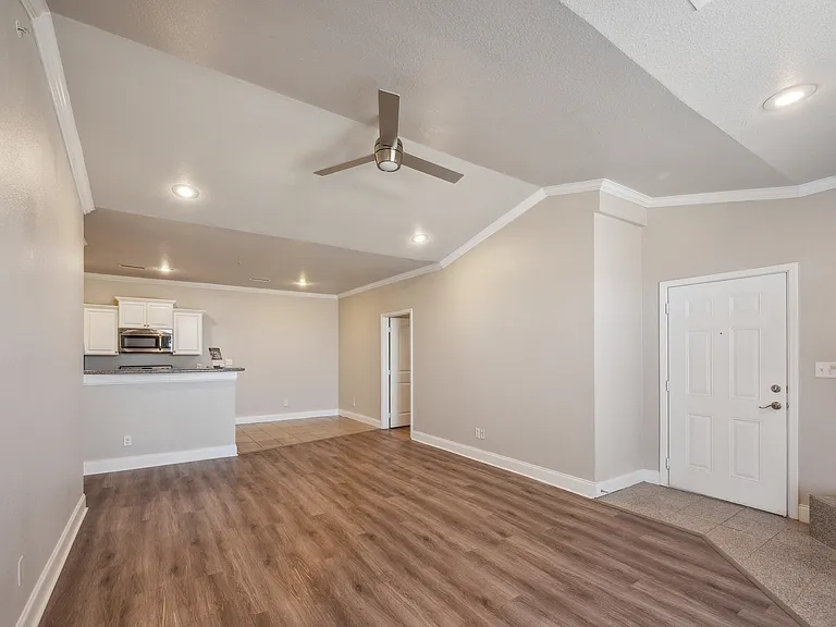 The Versailles Apartment Homes — Photo 5