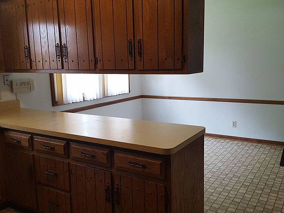 4th image of 882 N Gladstone Ave