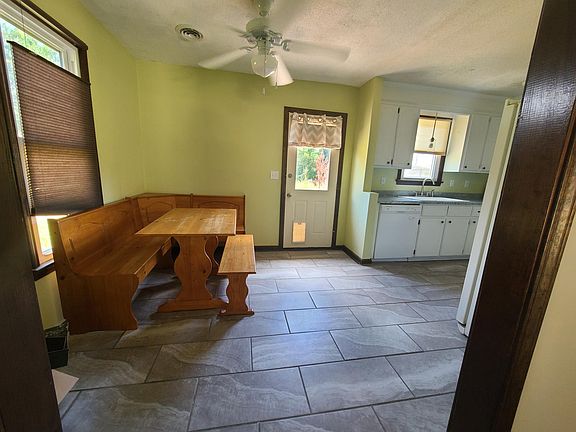 5th image of 323 Avery Place Dr