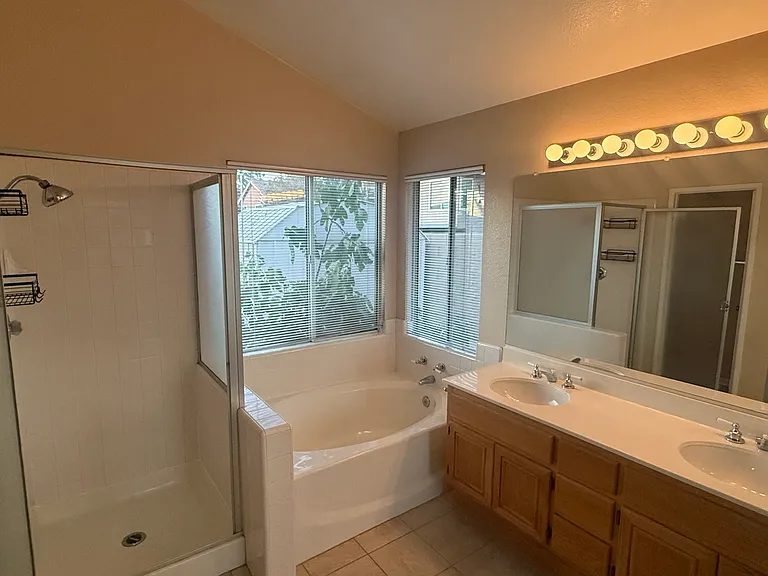3143 Mariposa Ave — Photo 11