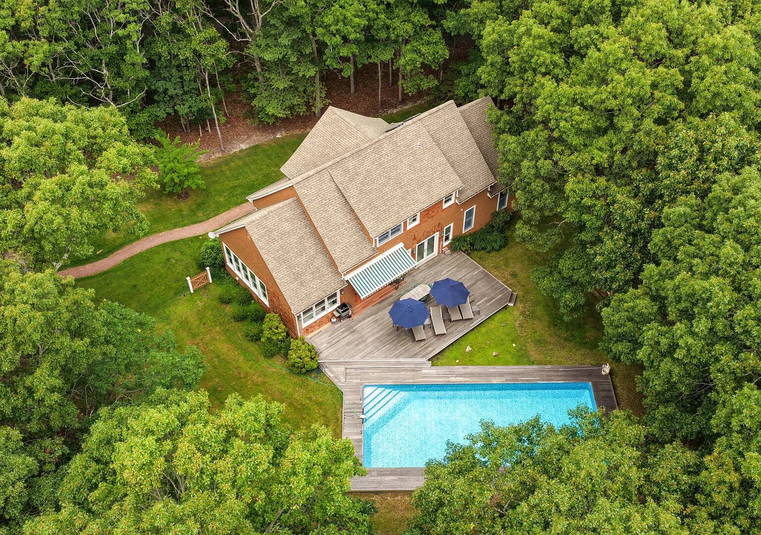 Resort-style East Hampton retreat with pool & designer interiors — Photo 1