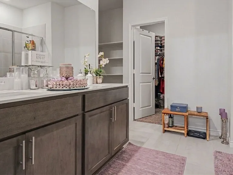 1613 Grand Villa St — Photo 10
