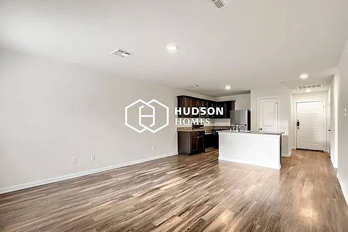 3 bed, 2.0 bath, 1028 sqft, $1,275 — Photo 4