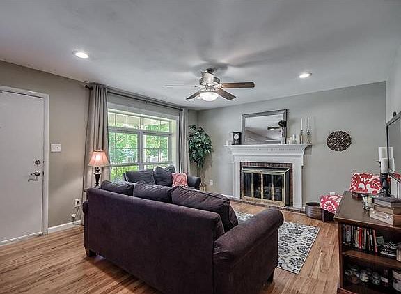 4th image of 943 Newport Ln