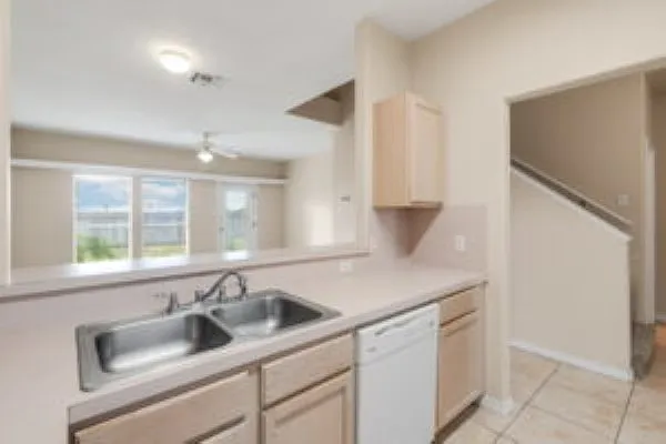 3 bed, 2.5 bath, 1208 sqft, $1,850 — Photo 4