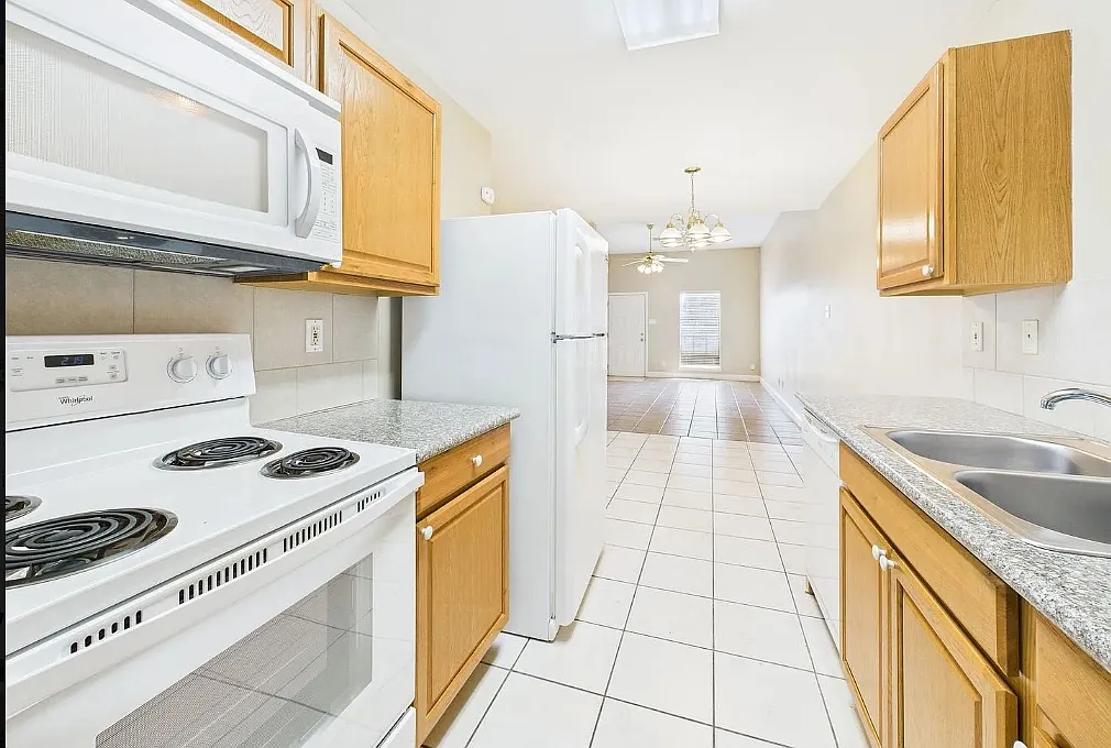 2 bed, 1025 sqft, $1,100 — Photo 4