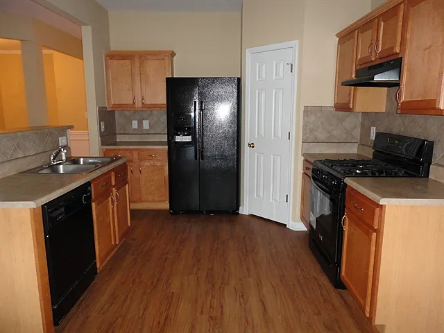 3 bed, 2.5 bath, 1894 sqft, $2,335 — Photo 2