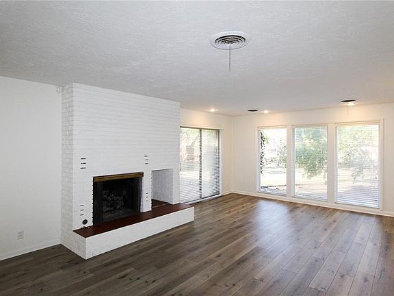 4th image of 1715 Oakwood Dr