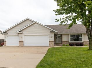 214 Sunny Meadows Dr, Kaukauna, WI 54130