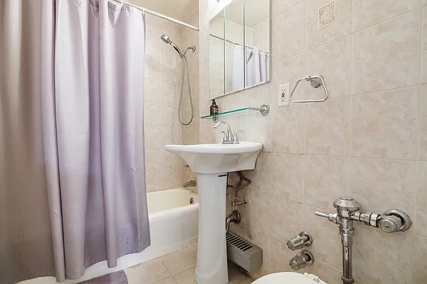 Rented by Luxian International Realty LLC | media 25