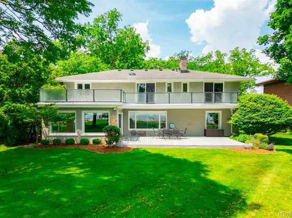 19891 Parke Ln, Grosse Ile, MI 48138