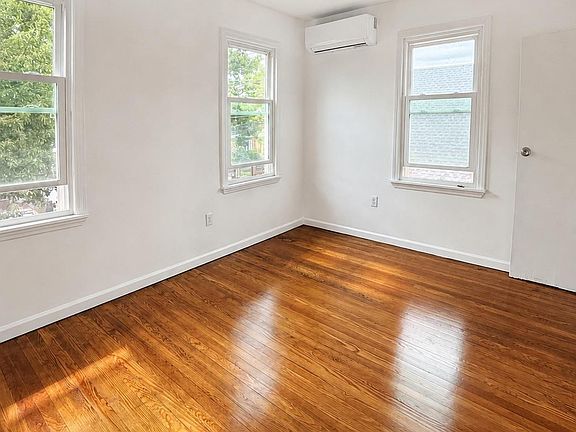 4th image of 826 Wilcox Ave Floor 2