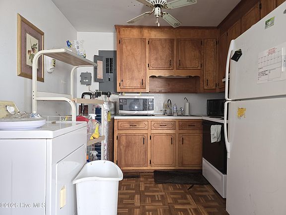 4th image of 1215 Gosnold Avenue