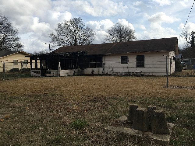 2nd image of 217 Confederate St