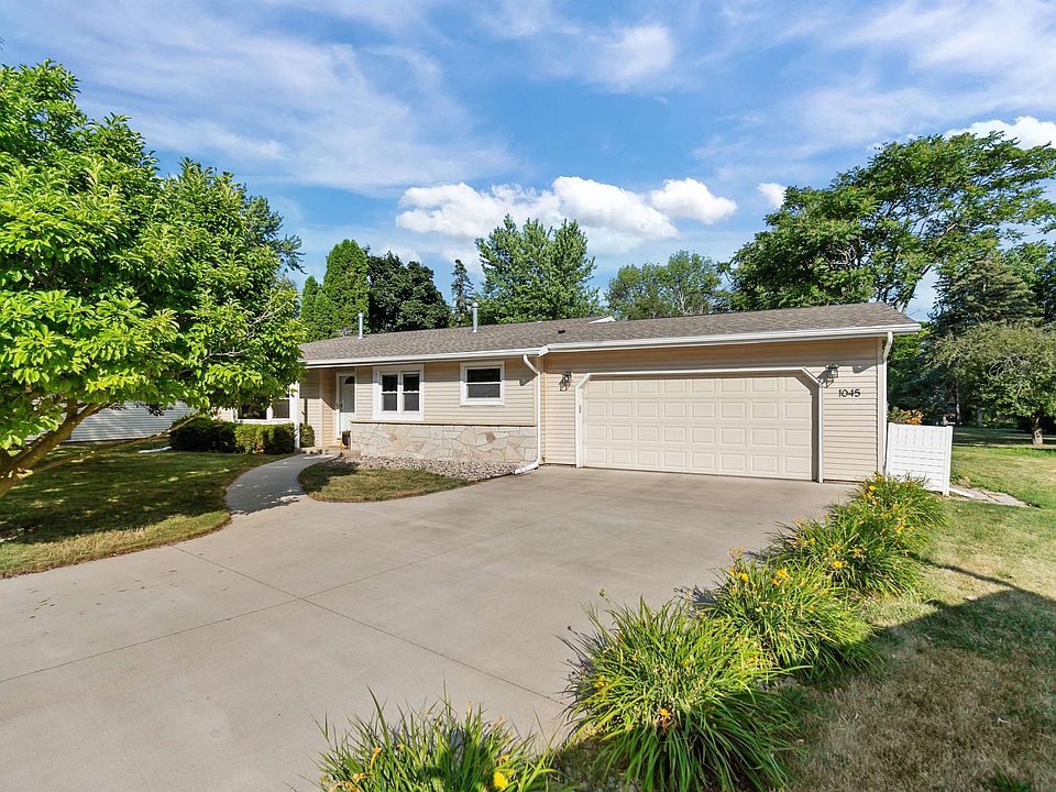 1st image of 1045 Canterbury Dr