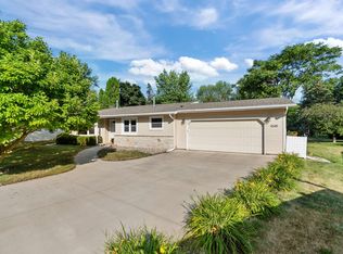 1045 Canterbury Dr, Oshkosh, WI 54902