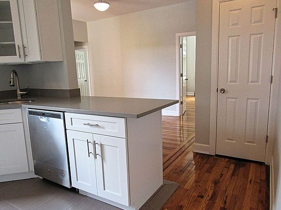 4th image of 2823 42nd St APT B5