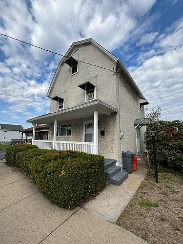 137 E Elm St Photo 1