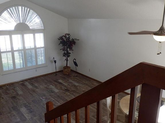 4th image of 872 Matt Ln