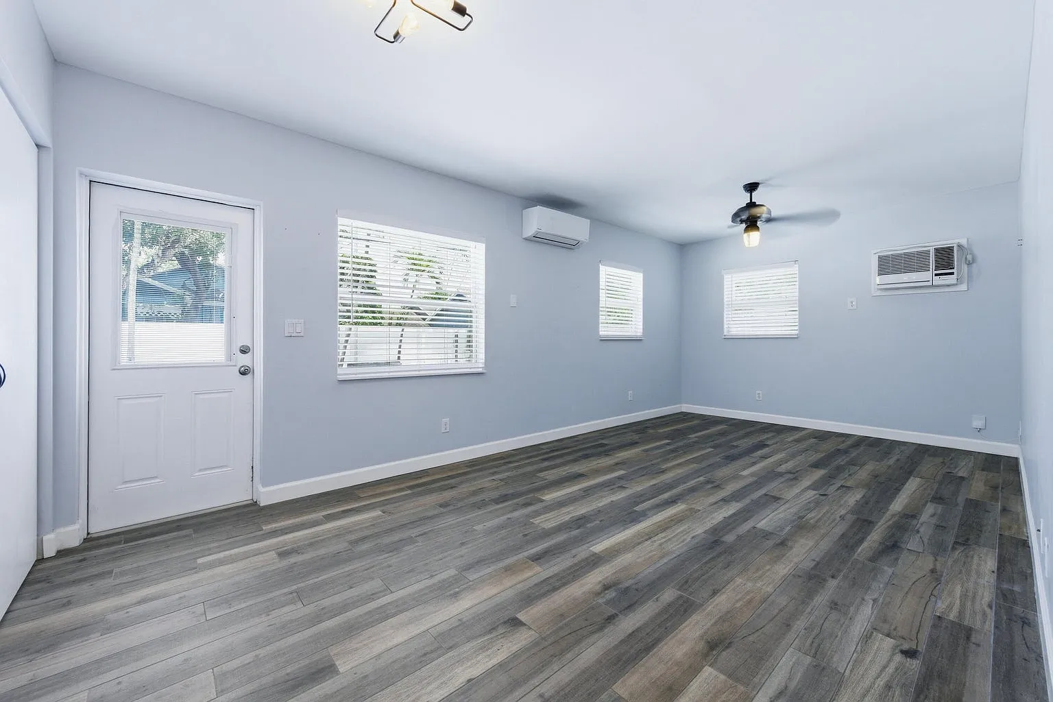 Studio, 300 sqft, $1,600 — Photo 1