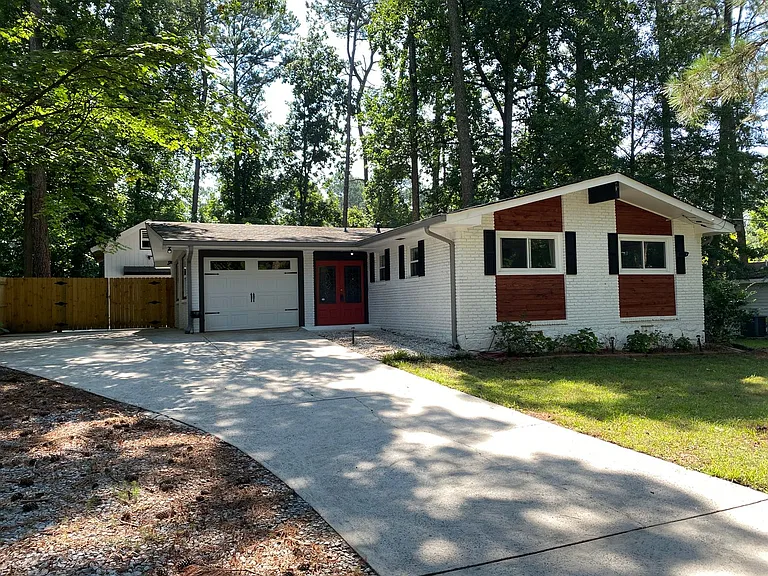 2565 Woodacres Rd NE — Photo 3