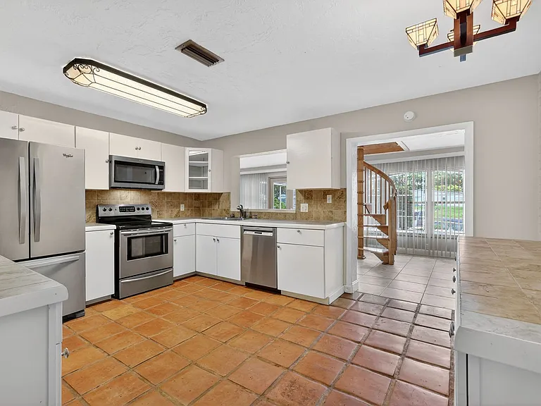 1627 Canal Ct — Photo 17