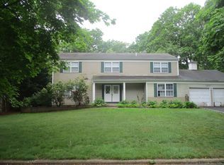 10 Biscayne Dr, Mount Sinai, NY 11766