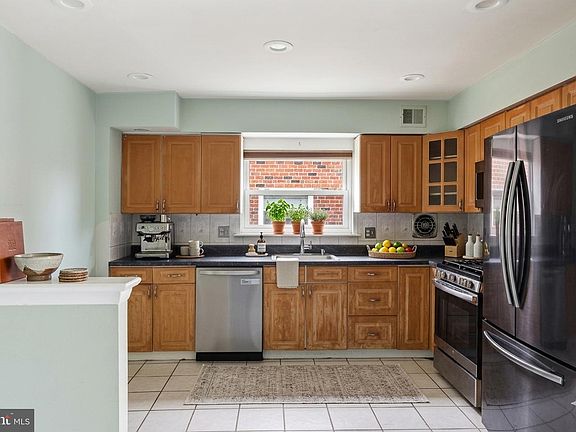 3rd image of 2217 Hoffnagle St
