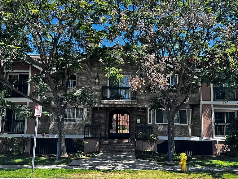 147 W Acacia Ave #103 — Photo 2