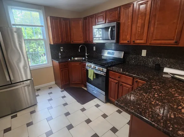 352 Woodlawn Avenue image 5 of 13