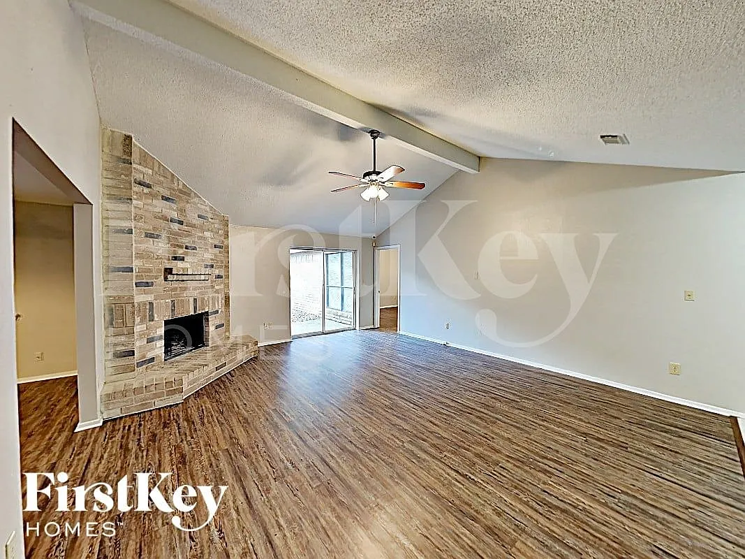 3 bed, 2.0 bath, 1868 sqft, $2,180 — Photo 3