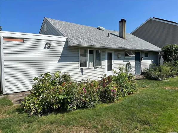 11 Vernon Street, Plainview, NY 11803