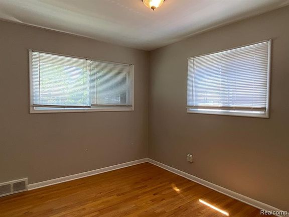 5th image of 807 Belton St
