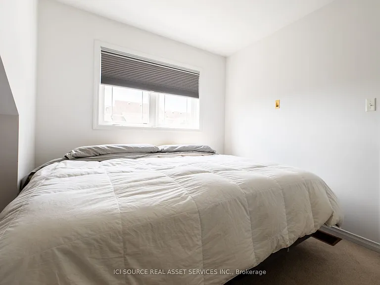 1352 Coleman Cres — Photo 13