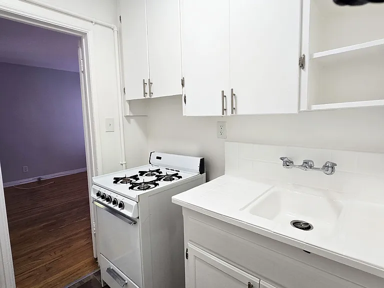 621 Midvale Avenue — Photo 11