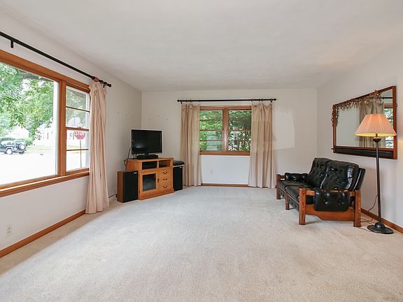 4th image of 604 Park St