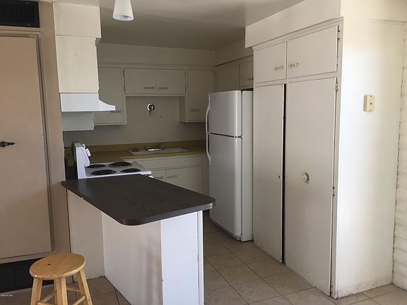 2nd image of 315 E Blacklidge Dr