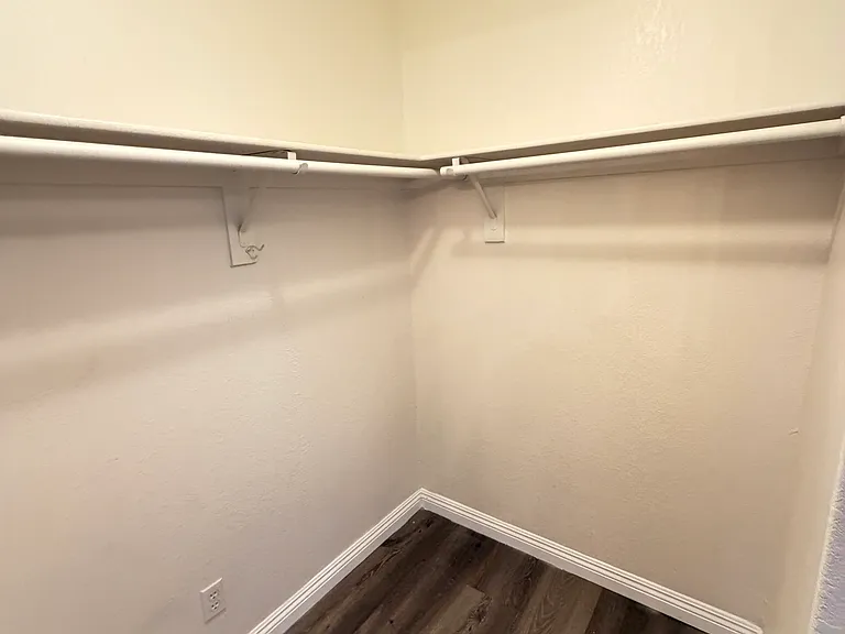 960 N Sloan Ln #104 — Photo 29
