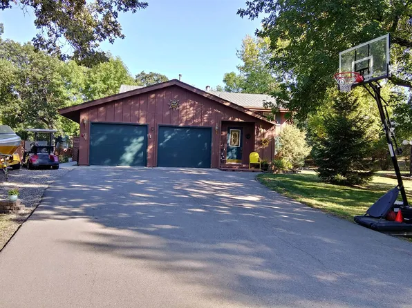 520 Woodland Dr, Devils Lake, ND 58301