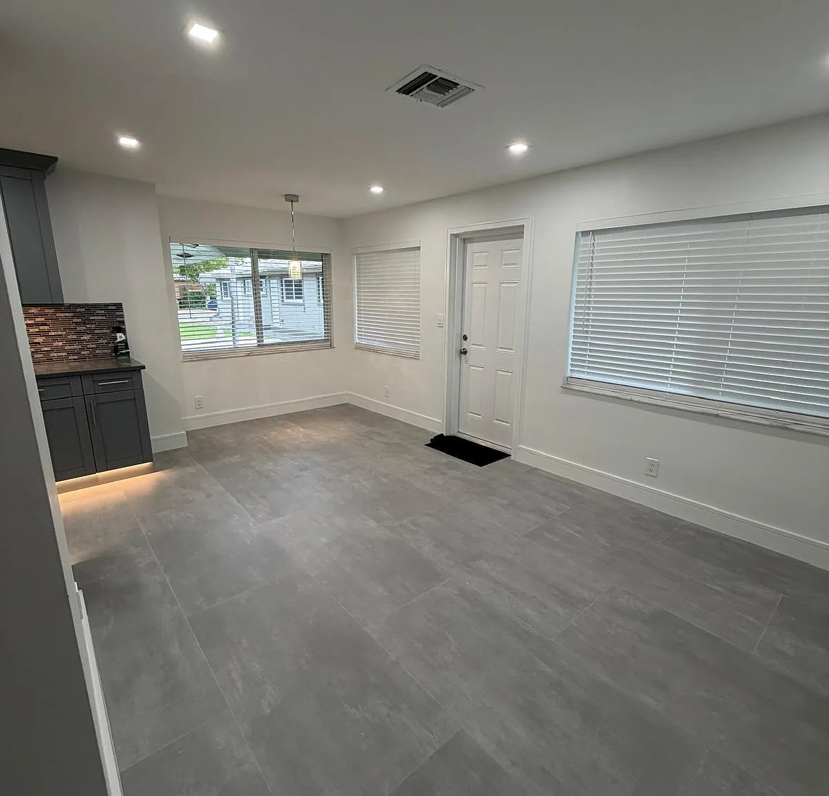 3 bed, 1136 sqft, $3,100 — Photo 2
