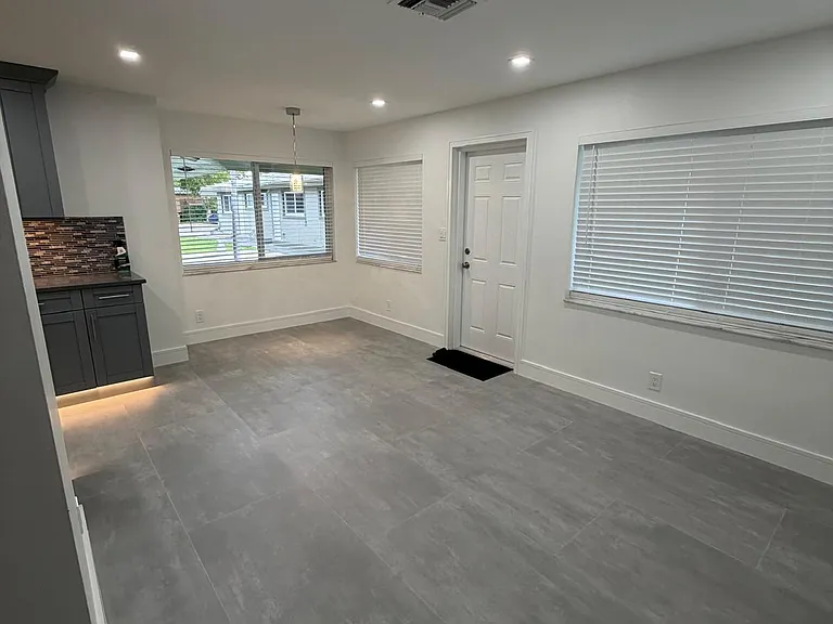 1133 NE 16th Ave #10 — Photo 2