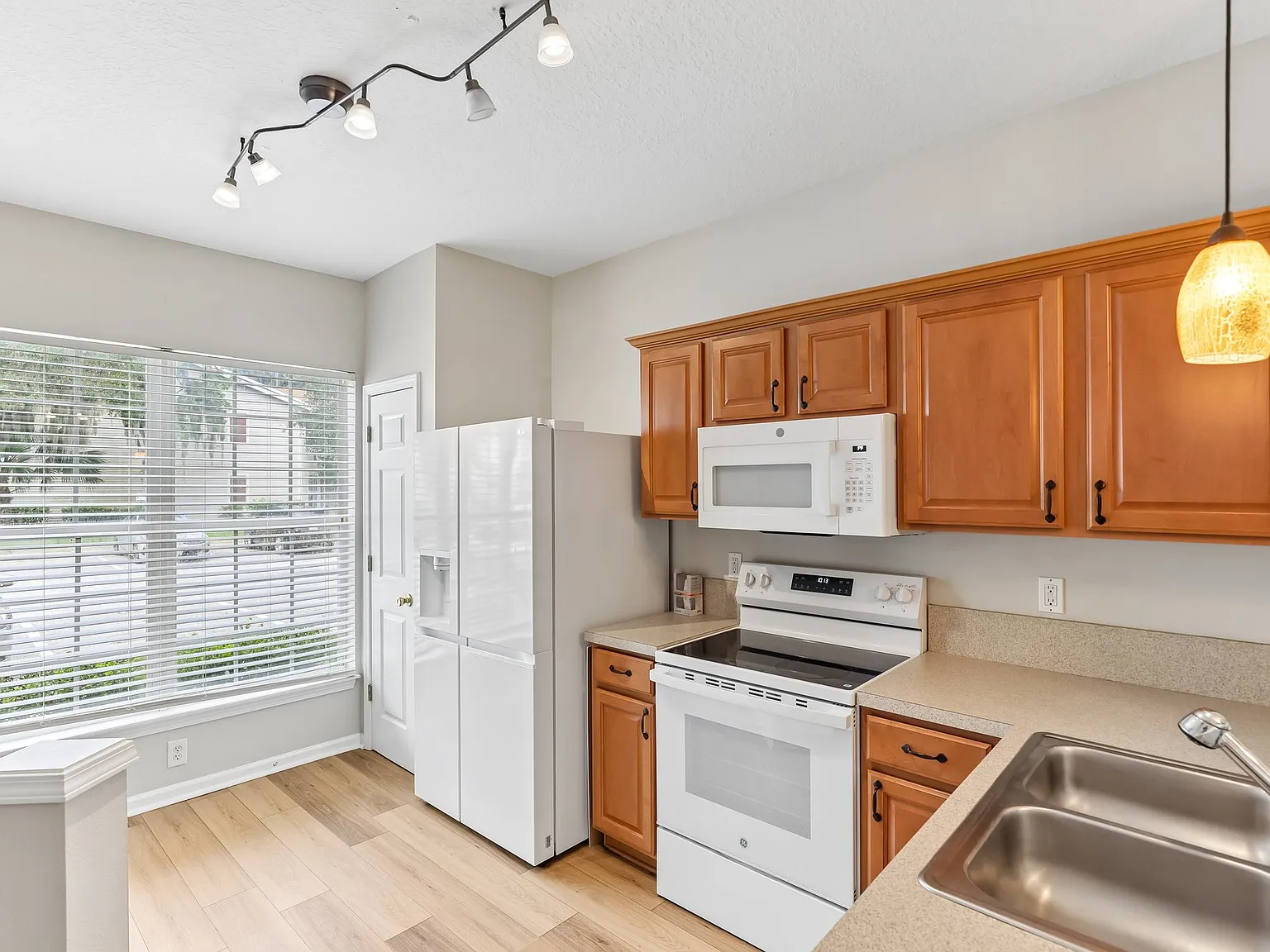 2 bed, 2.5 bath, 1184 sqft, $1,620 — Photo 4