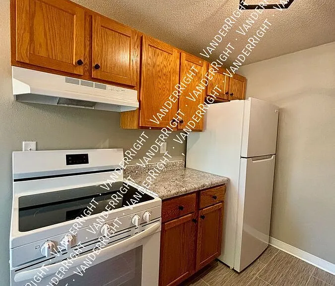 215 E 3rd St #1 — Photo 5