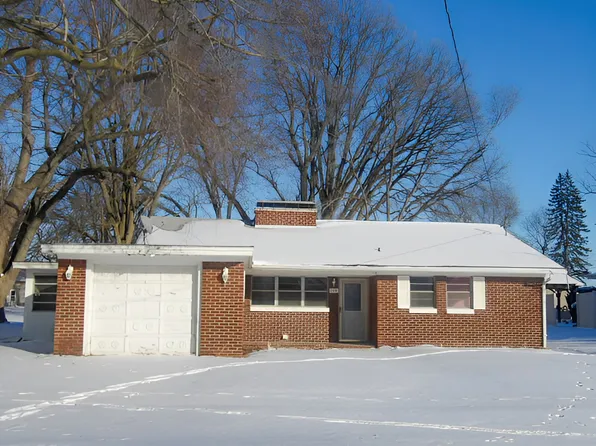 108 N Locust St, Maroa, IL 61756