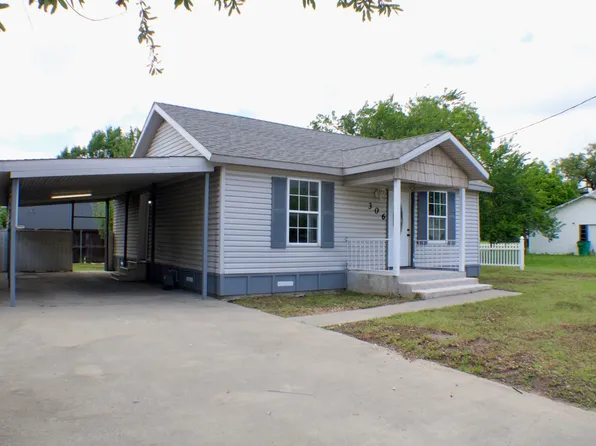 306 Henrietta St, Nocona, TX 76255